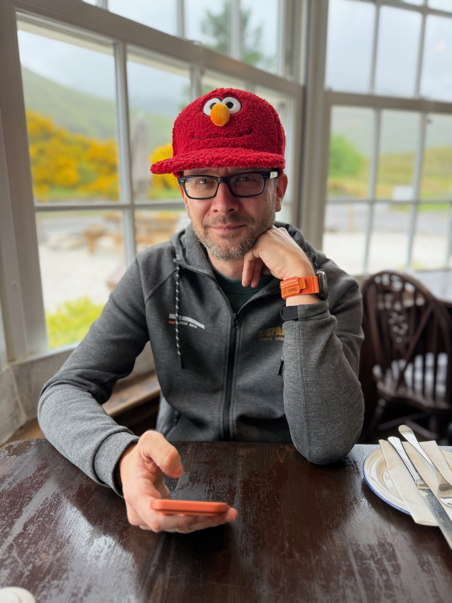 Barchie mit roter Elmo-Mütze und orangefarbener Uhr